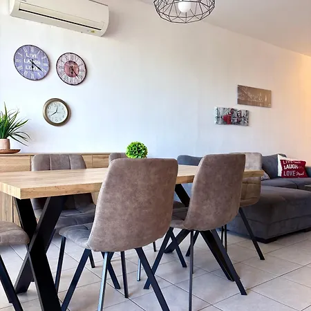 Mackenzie 301 * Larnaka